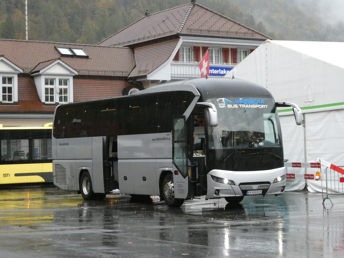 (241'847) - Aus der Slowakei: Vnenc�kbus, Spissk� Bel� - KK-888DB - Neoplan am 24. Oktober 2022 beim Bahnhof Interlaken Ost