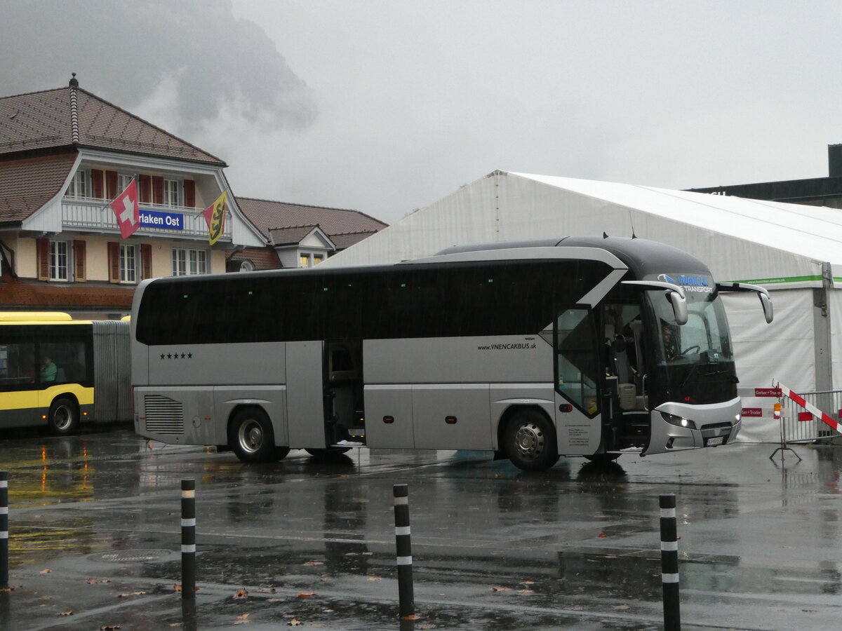 (241'848) - Aus der Slowakei: Vnenc�kbus, Spissk� Bel� - KK-888DB - Neoplan am 24. Oktober 2022 beim Bahnhof Interlaken Ost