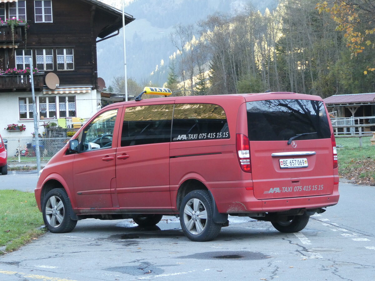 (241'864) - AFA Adelboden - BE 657'069 - Mercedes am 27. Oktober 2022 beim Bahnhof Kandersteg