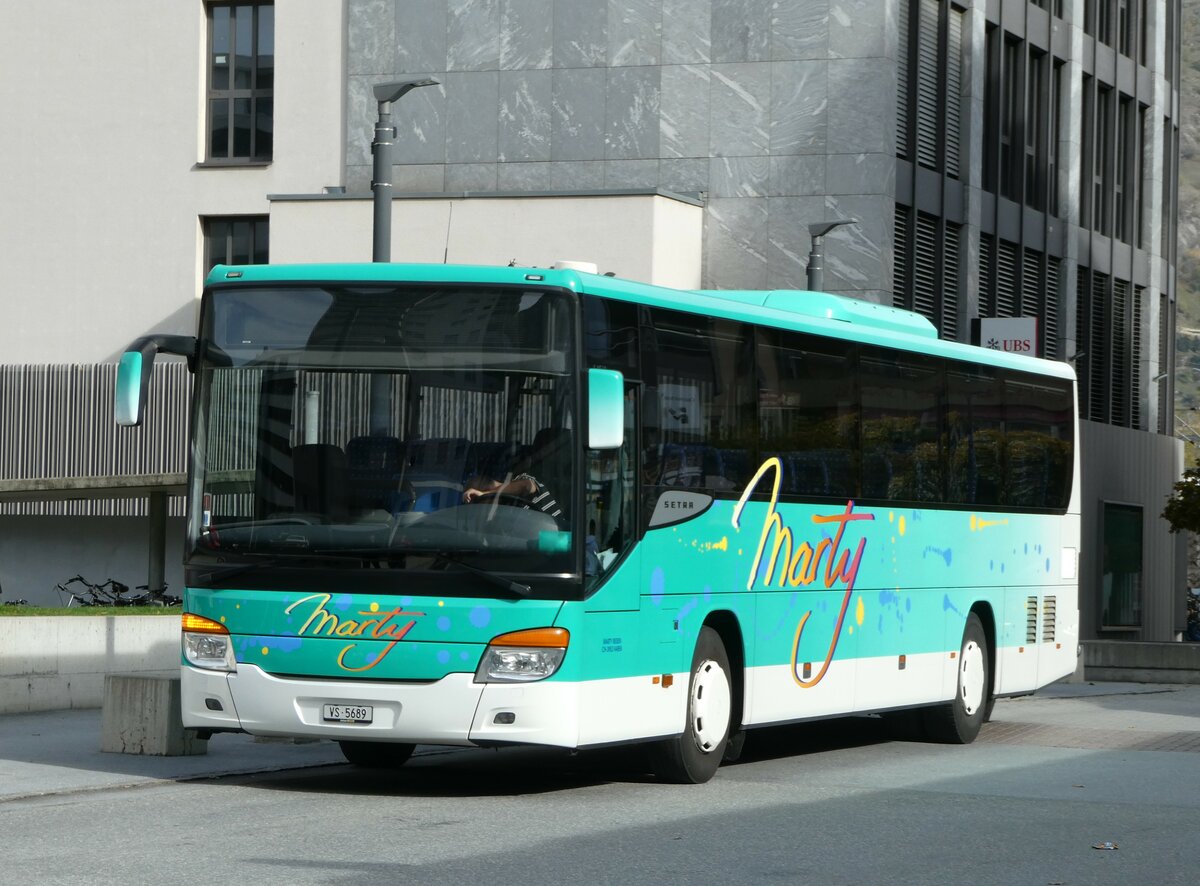 (241'984) - Marty, Varen - VS 5689 - Setra (ex Heggli, Kriens Nr. 705) am 30. Oktober 2022 beim Bahnhof Visp