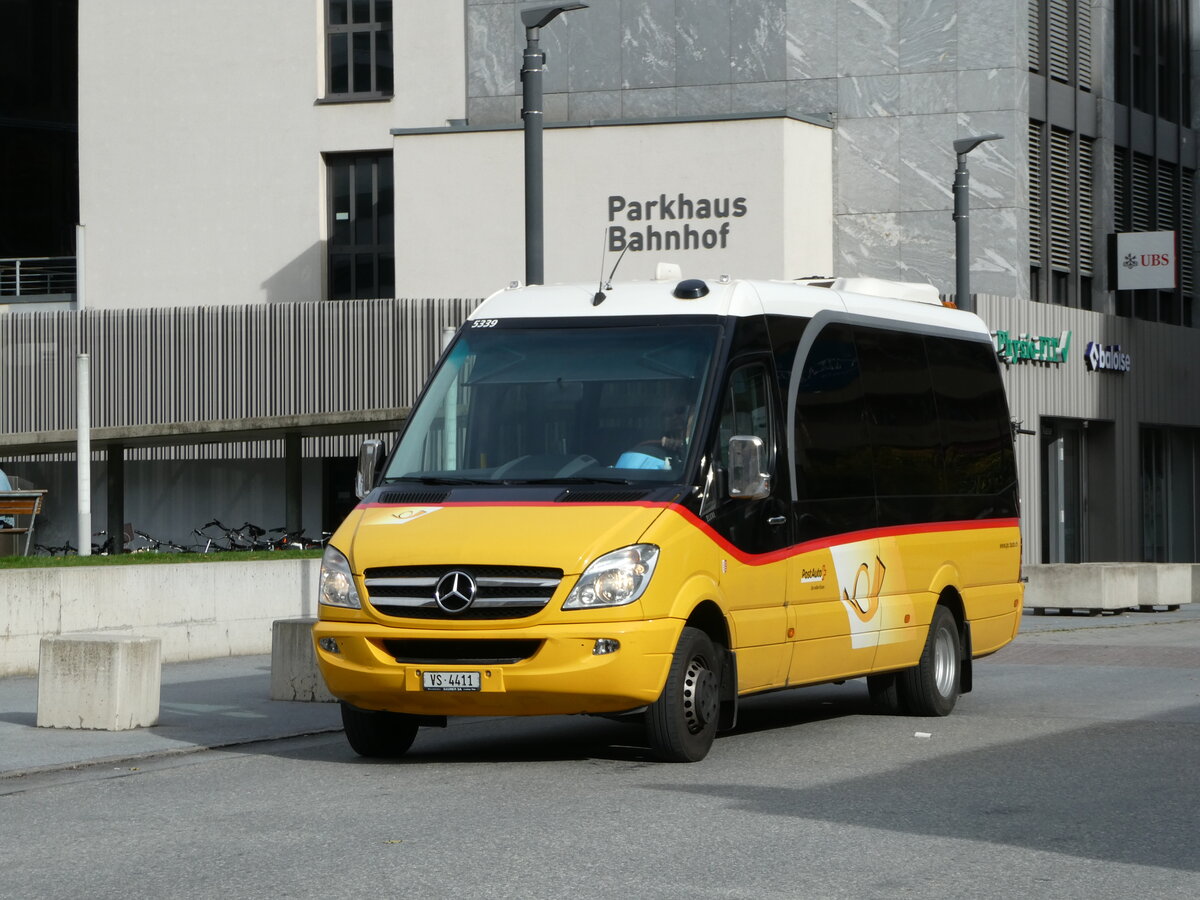 (241'998) - Autotour, Visp - VS 4411 - Mercedes am 30. Oktober 2022 beim Bahnhof Visp