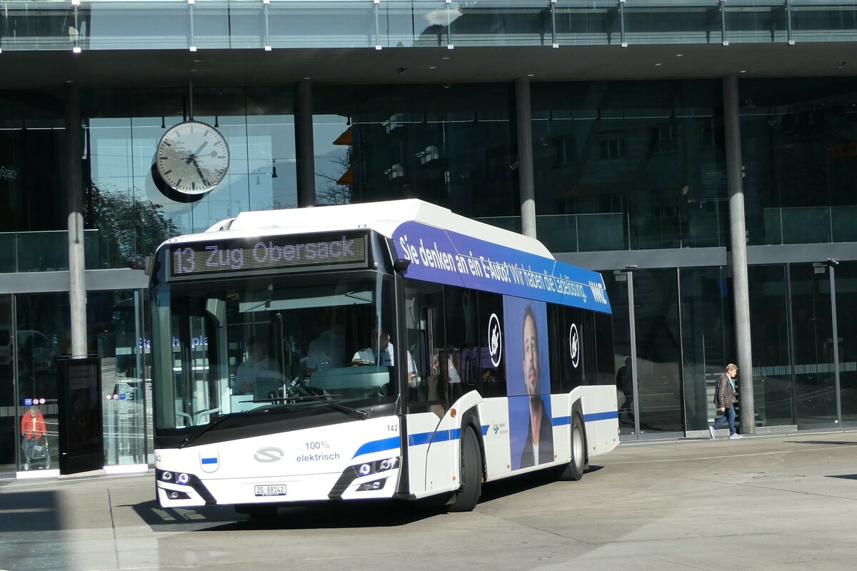 (242'049) - ZVB Zug - Nr. 142/ZG 88'142 - Solaris am 31. Oktober 2022 beim Bahnhof Zug