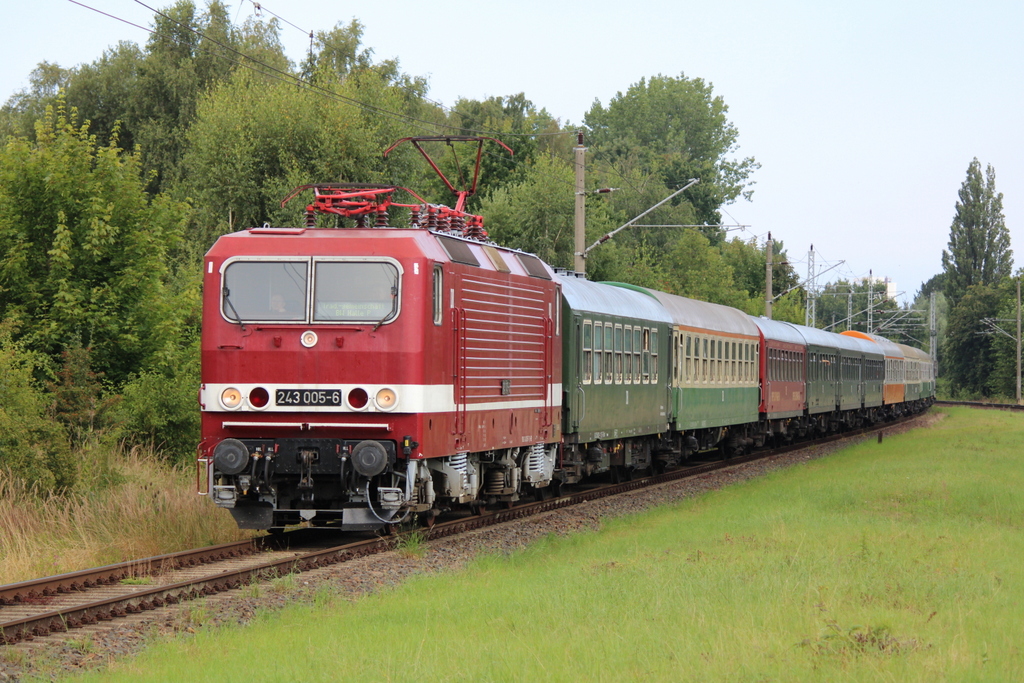 243 005-6 mit Leerzug von Warnemünde nach Rostock-Bramow bei der Durchfahrt in Rostock-Lichtenhagen.