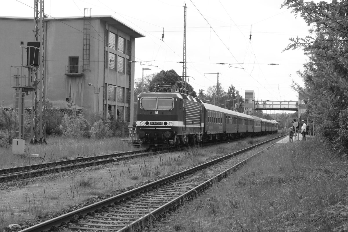 243 005 mit 232 601 der WFL verl�sst mit dem Sonderzug den Bahnhof Ortrand in Richtung Cottbus Hbf am 14.5.22