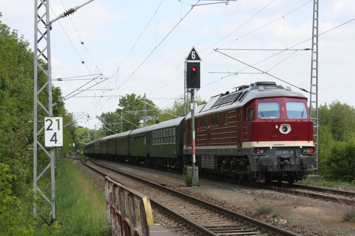 243 005 mit 232 601 der WFL verl�sst mit dem Sonderzug den Bahnhof Ortrand in Richtung Cottbus Hbf am 14.5.22