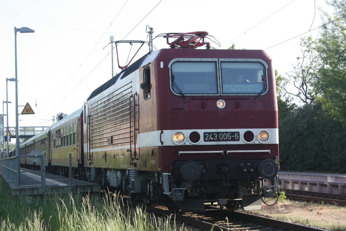 243 005 mit 232 601 der WFL am Zugschluss verl�sst den Bahnhof Ortrand in Richtung Cottbus am 15.5.22