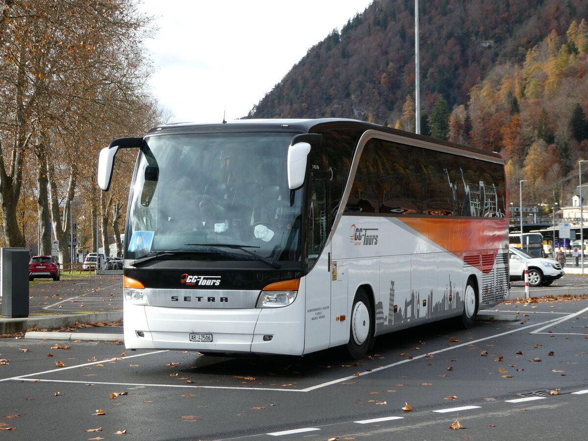 (243'072) - CC-Tours, Dietlikon - AR 47'506 - Setra am 22. November 2022 beim Bahnhof Interlaken Ost