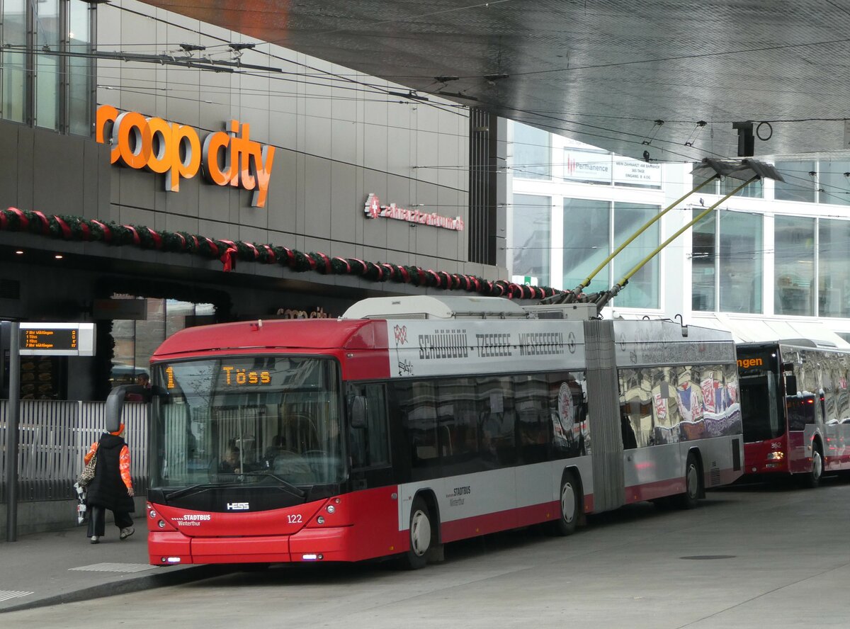 (243'257) - SW Winterthur - Nr. 122 - Hess/Hess Gelenktrolleybus am 29. November 2022 beim Hauptbahnhof Winterthur