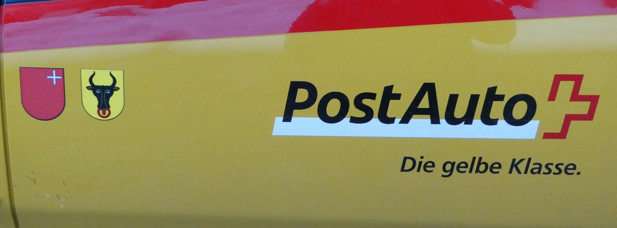 (243'598) - Beschriftung - PostAuto Die glebe Klasse - am 8. Dezember 2022 in Riemenstalden, Alte Post