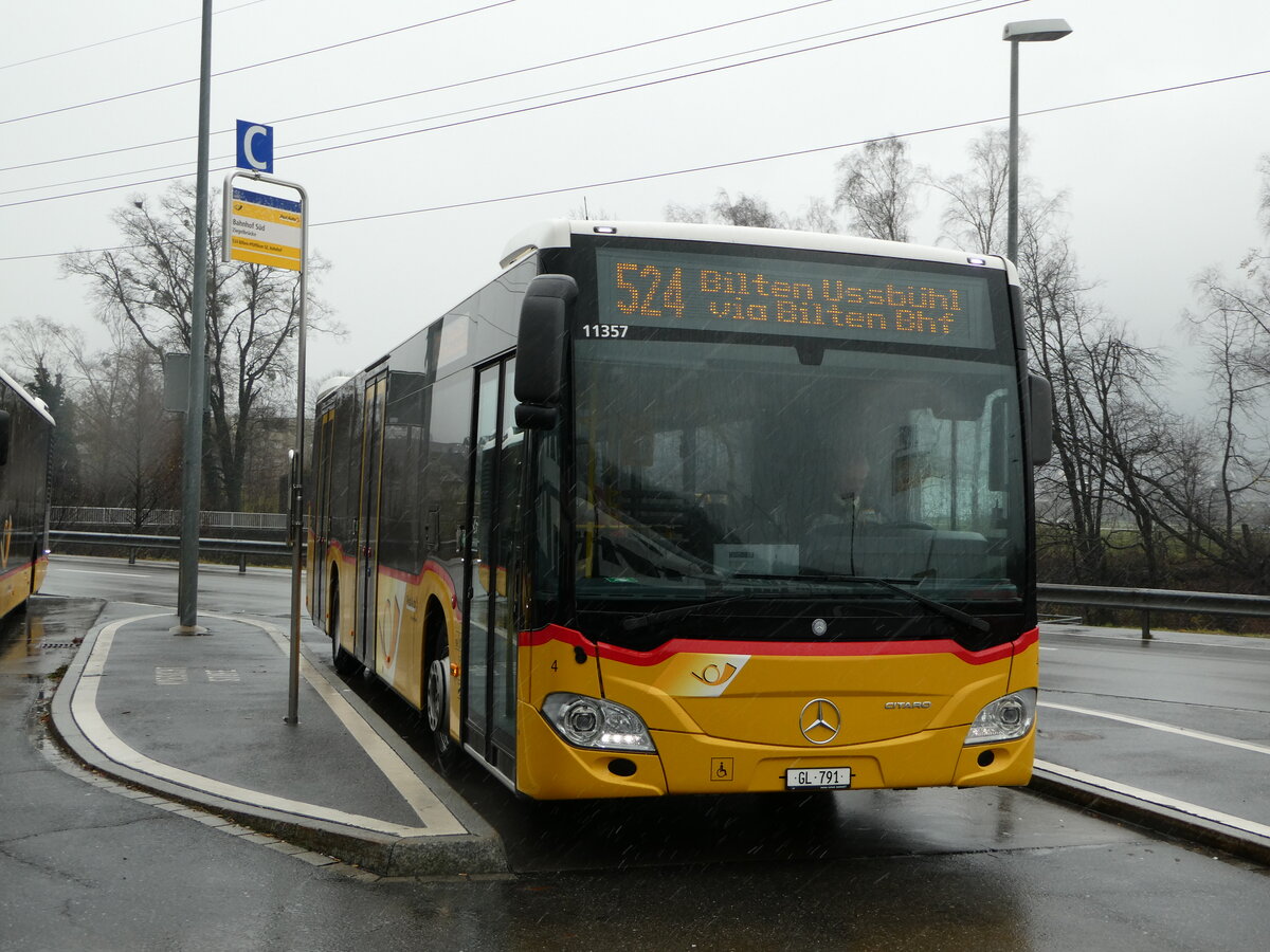 (243'718) - Niederer, Filzbach - Nr. 4/GL 791 - Mercedes am 10. Dezember 2022 beim Bahnhof Ziegelbr�cke