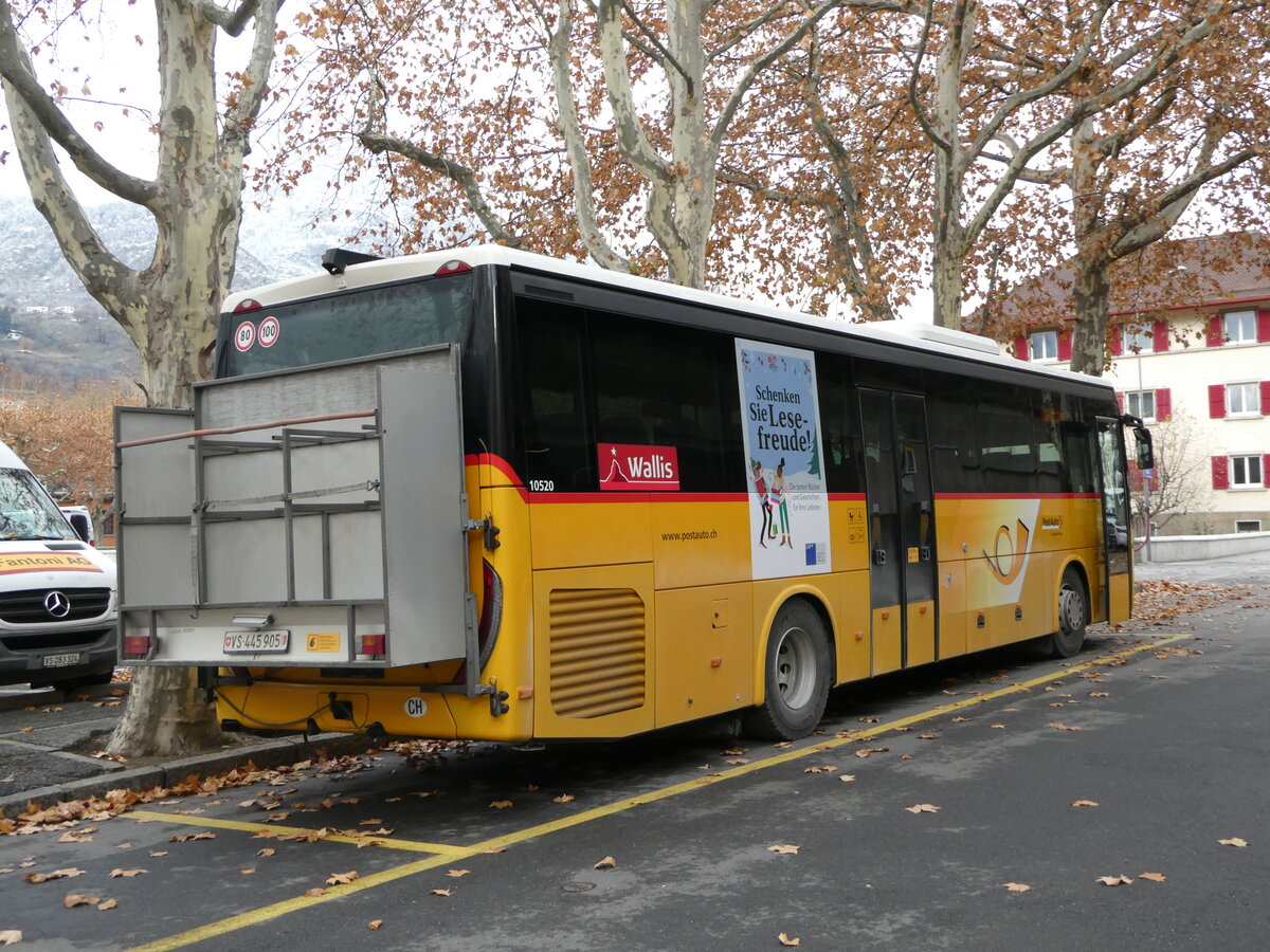 (243'794) - PostAuto Wallis - VS 445'905 - Iveco am 11. Dezember 2022 in Brig, Garage