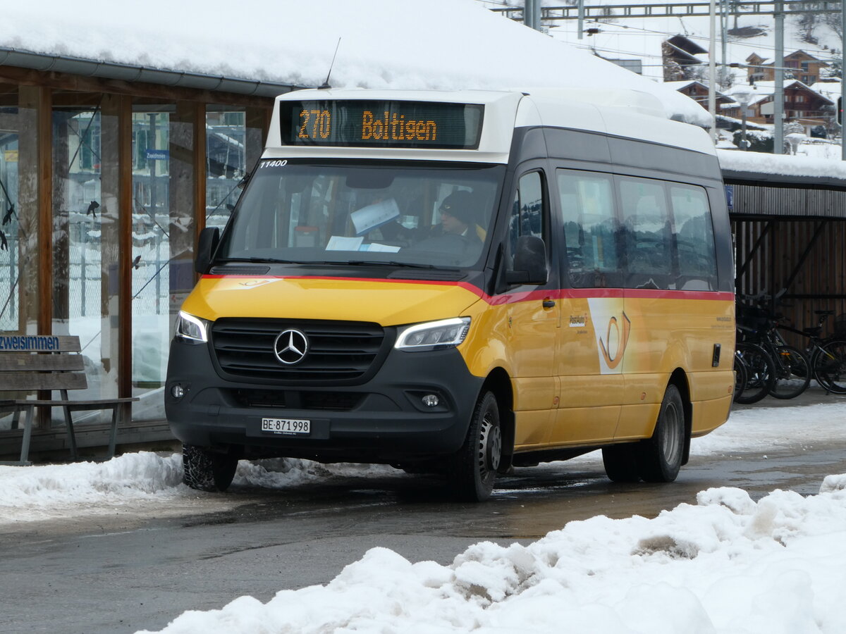 (243'843) - Tritten, Zweisimmen - BE 871'998 - Mercedes am 13. Dezember 2022 beim Bahnhof Zweisimmen 