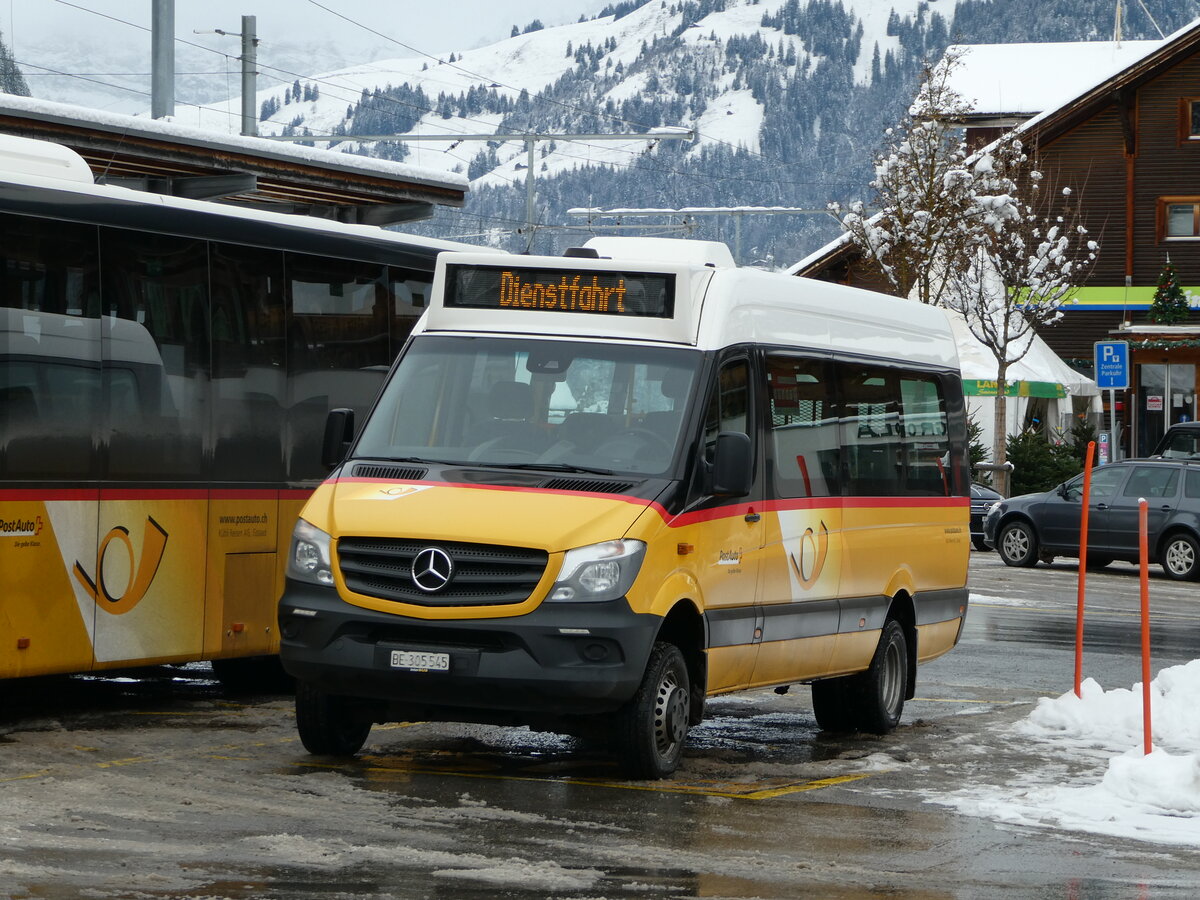 (243'863) - K�bli, Gstaad - BE 305'545 - Mercedes am 13. Dezember 2022 beim Bahnhof Gstaad