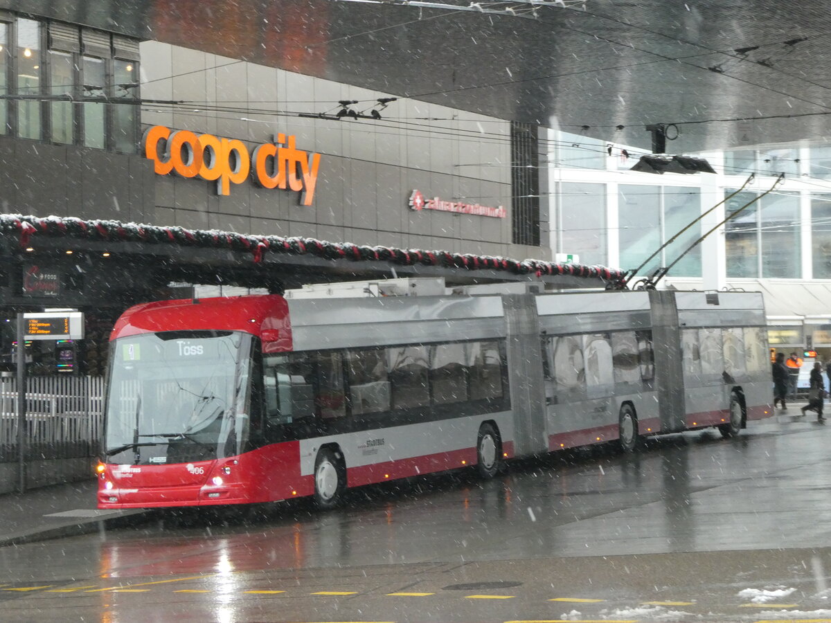 (243'952) - SW Winterthur - Nr. 406 - Hess/Hess Doppelgelenktrolleybus am 16. Dezember 2022 beim Hauptbahnhof Winterthur
