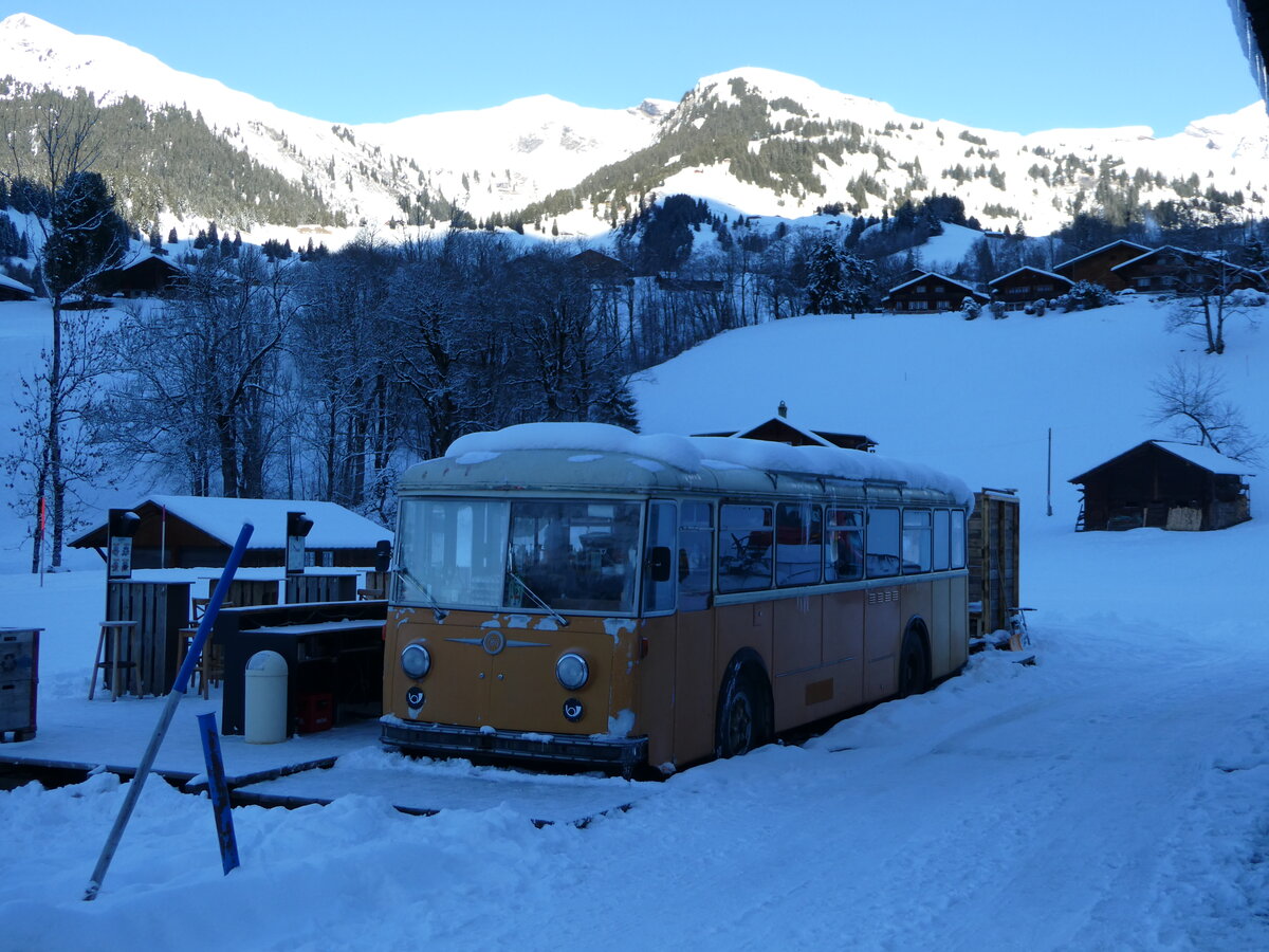 (243'988) - Bus Stop, Grindelwald - Nr. 5 - FBW/R&J (ex Schuler, Orpund; ex Tramverein, Bern; ex Meier, Studen; ex Sch�r, Aegerten; ex ABM Meinisberg Nr. 5; ex ABM Meinisberg Nr. 1) am 18. Dezember 2022 in Grindelwald, Steinacher