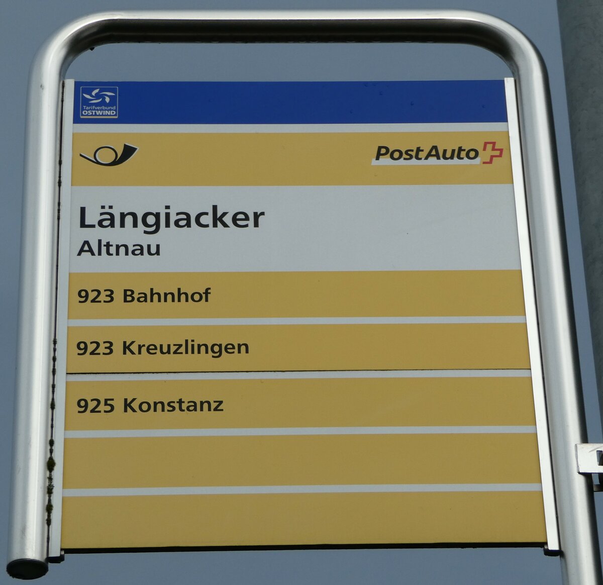 (244'086) - PostAuto-Haltestellenschild - Altnau, L�ngiacker - am 21. Dezember 2022