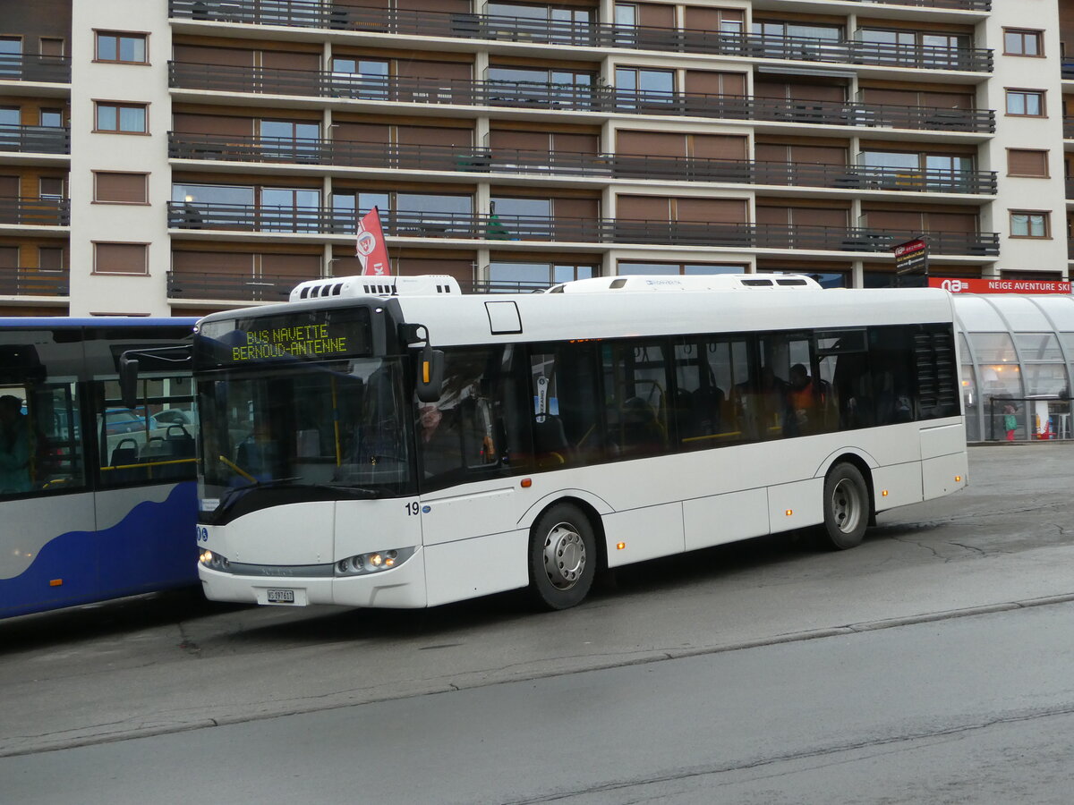 (244'200) - Lathion, Sion - Nr. 19/VS 197'617 - Solaris (ex Interbus, Yverdon Nr. 42; ex BRH ViaBus, D-Speyer; ex FirstGroup RheinNeckar, D-Speyer) am 26. Dezember 2022 in Haute-Nendaz, T�l�cabine