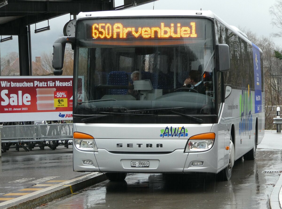 (244'411) - AWA Amden - Nr. 3/SG 39'003 - Setra am 3. Januar 2023 beim Bahnhof Ziegelbrcke