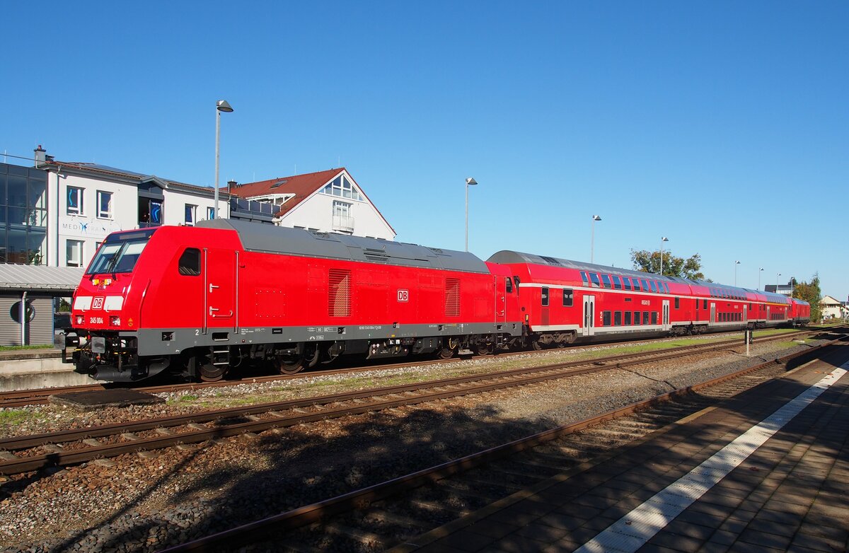245 004-7 und 245 007-0 mit Doppeltockwagen im Sandwich in Illertissen auf Testfahrt am 14.10.2014.
