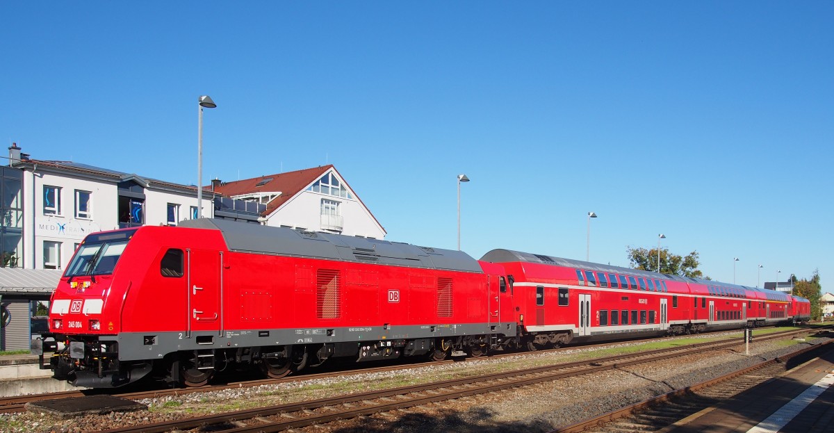 245 004-7 mit schiebender 245 007 und Doppelstokzug auf dem Weg nach Oberstdorf in Illertissen am 14.10.2014.