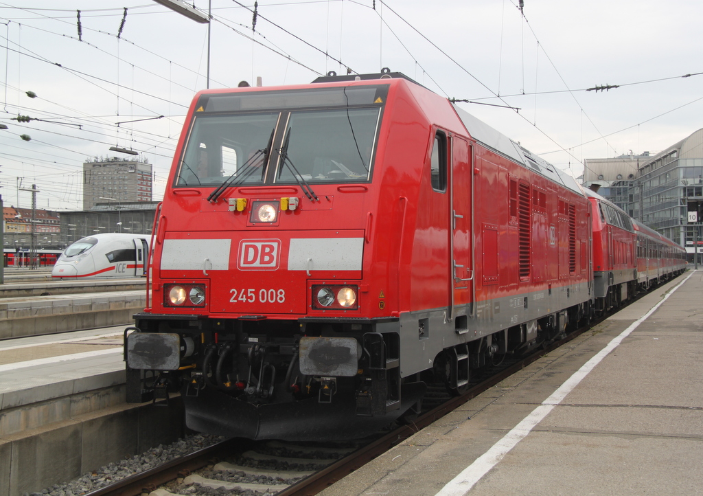 245 008+218 466-1 mit RB 27047 von Mnchen Hbf nach Mhldorf(Oberbay)hatte am 29.08.2014 noch 1 Stunde Zeit bis zur Abfahrt.