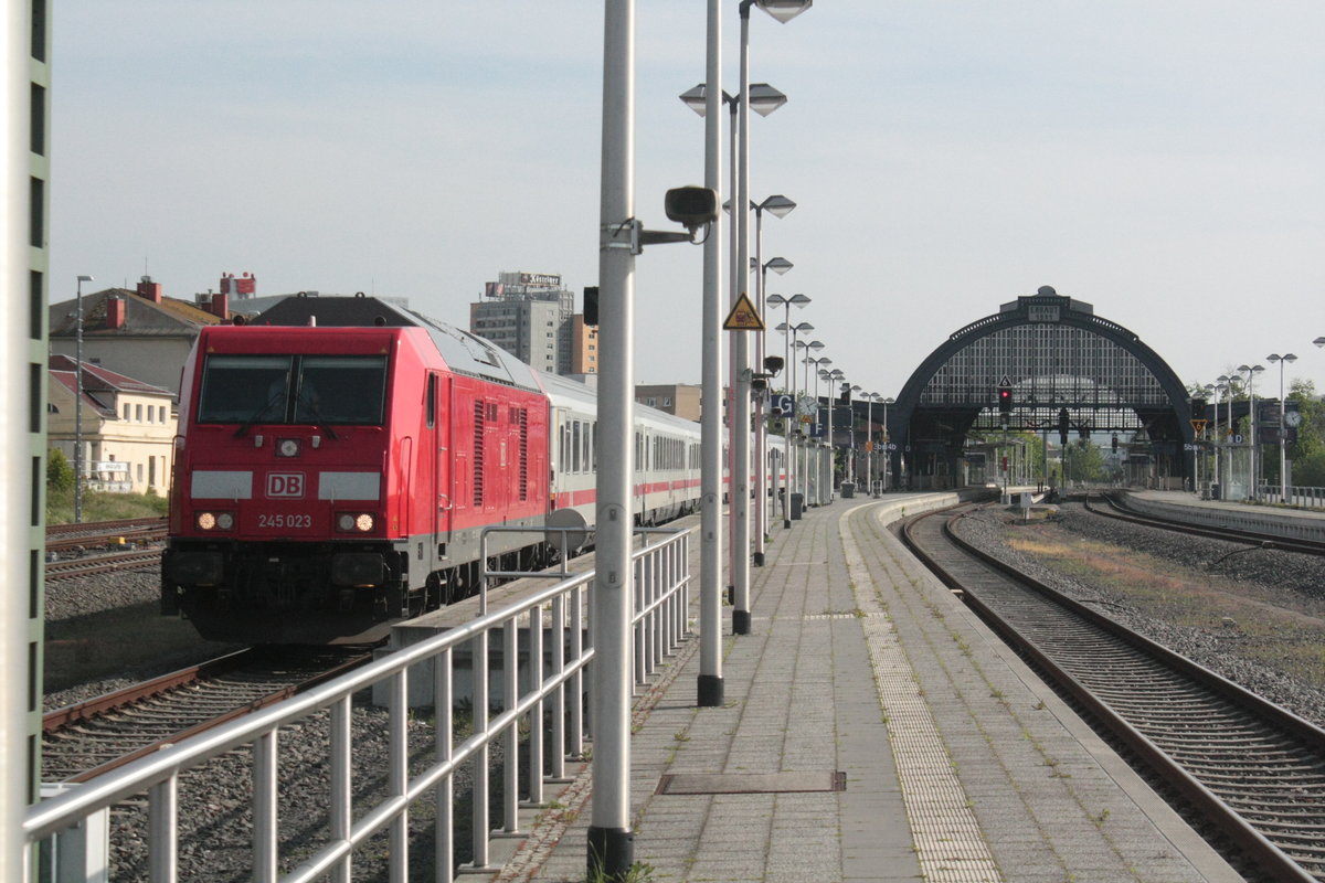245 023 mit einem InterCity mit ziel Kassel-Wilhelmsh�he im Bahnhof Gera Hbf am 8.5.20
