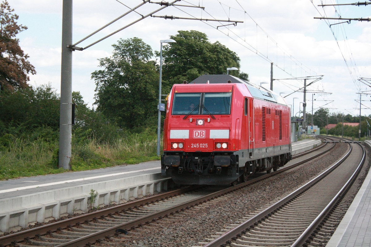 245 025 bei der durchfahrt in Z�beritz am 22.7.20
