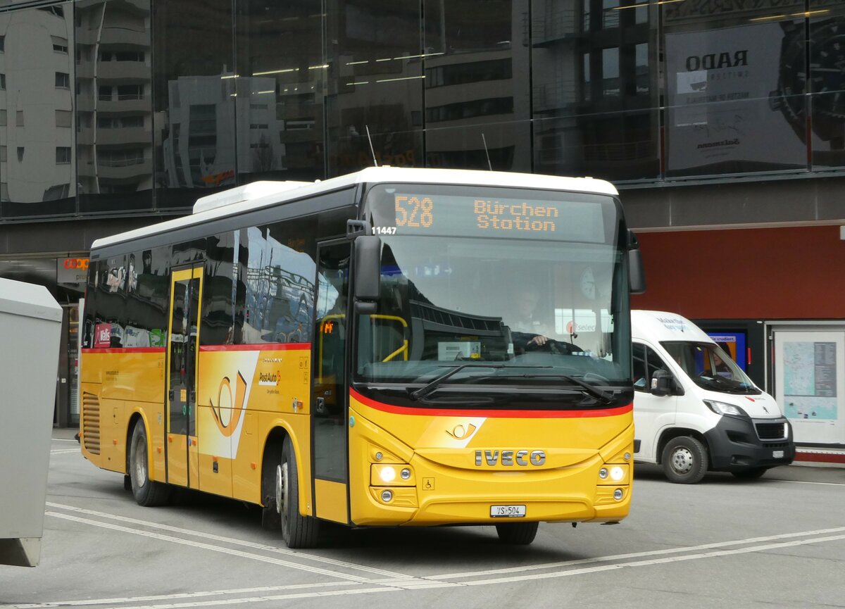 (245'009) - Autotour, Visp - VS 504/PID 11'447 - Iveco am 14. Januar 2023 beim Bahnhof Visp