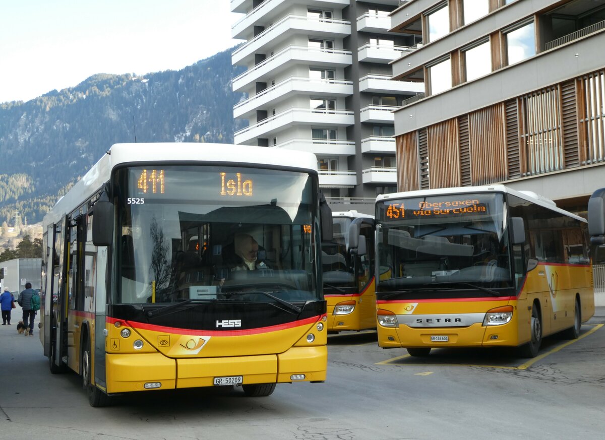 (245'168) - PostAuto Graubnden - Nr. 9/GR 50'209/PID 5525 - Scania/Hess (ex Fontana, Ilanz Nr. 9) + Nr. 26/GR 168'604/PID 4362 - Setra (ex Terretaz, Zernez; ex Gessinger, Bad Ragaz) am 18. Januar 2023 beim Bahnhof Ilanz