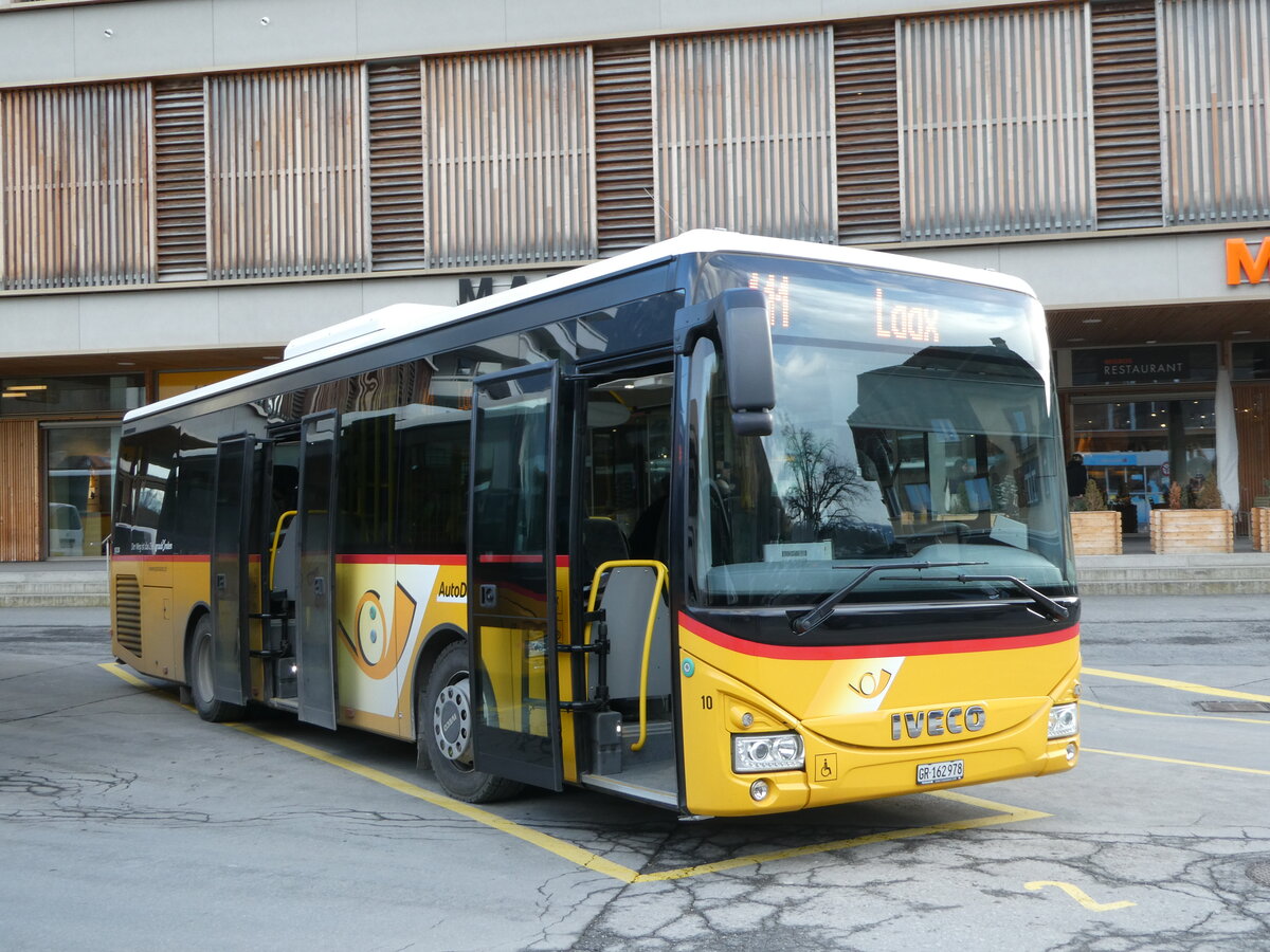 (245'172) - PostAuto Graubnden - Nr. 10/GR 162'978/PID 10'238 - Iveco (ex Fontana, Ilanz Nr. 10) am 18. Januar 2023 beim Bahnhof Ilanz