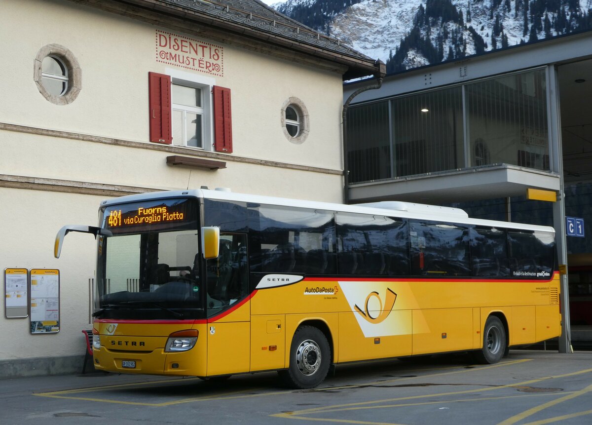 (245'180) - Bundi, Disentis - GR 102'982/PID 5619 - Setra am 18. Januar 2023 beim Bahnhof Disentis