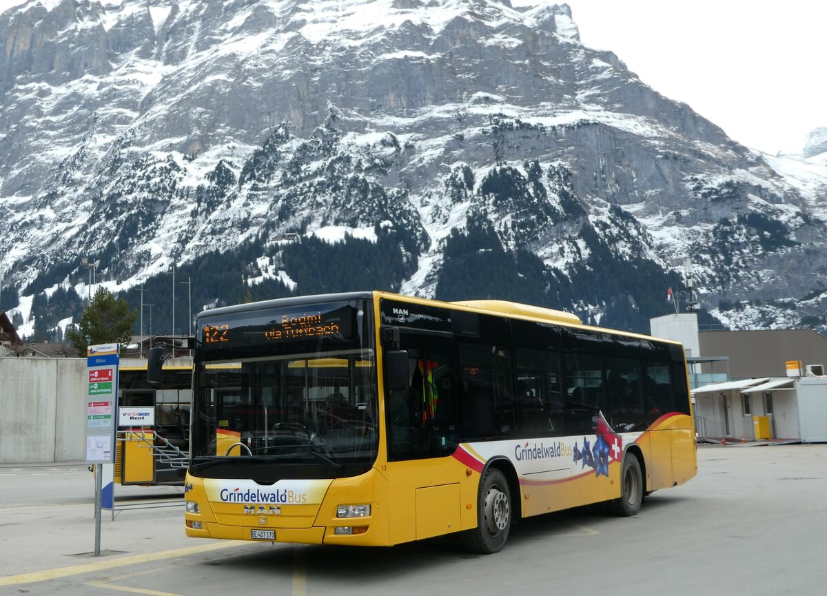 (246'237) - Grindelwaldbus, Grindelwald - Nr. 13/BE 407'170 - MAN/G�ppel am 17. Februar 2023 beim Bahnhof Grindelwald
