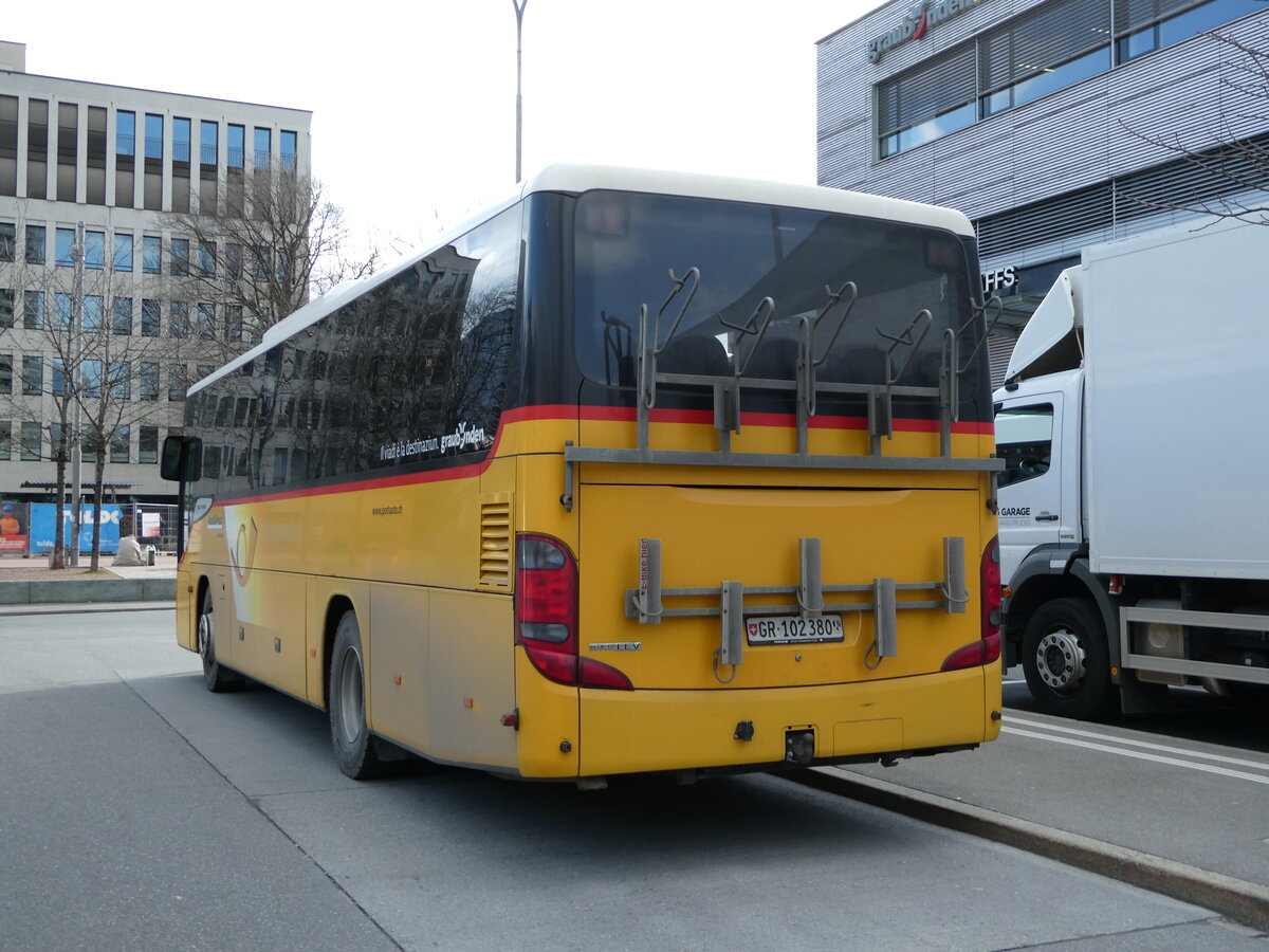 (246'528) - PostAuto Graub�nden - GR 102'380/PID 4365 - Setra (ex GR 102'345; ex Riederer, St. Margrethenberg) am 24. Februar 2023 beim Bahnhof Landquart