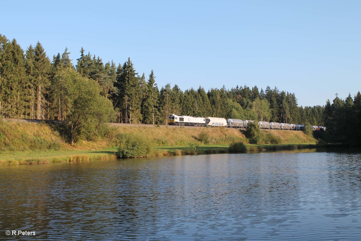 247 042 zieht den Zementzug Rüdersdorf - Regensburg bei Oberteich. 15.09.16