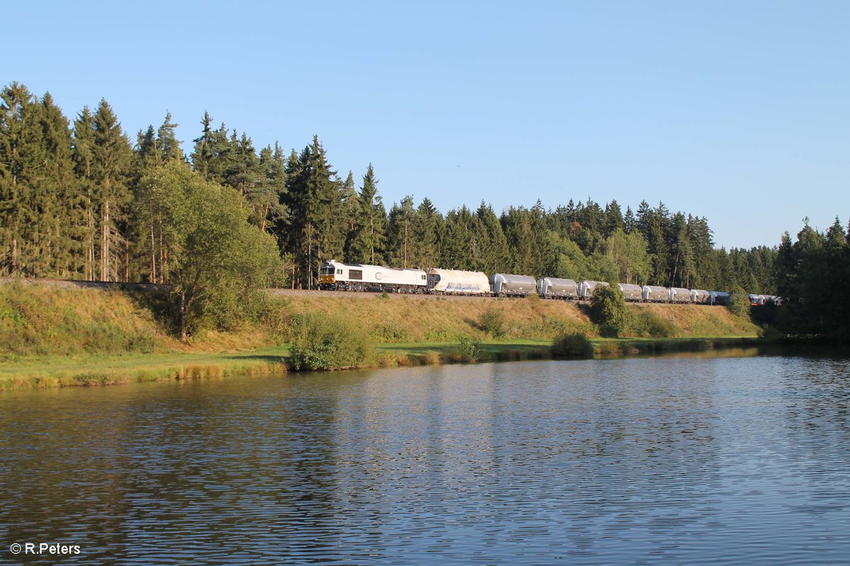 247 042 zieht den Zementzug Rüdersdorf - Regensburg bei Oberteich. 15.09.16