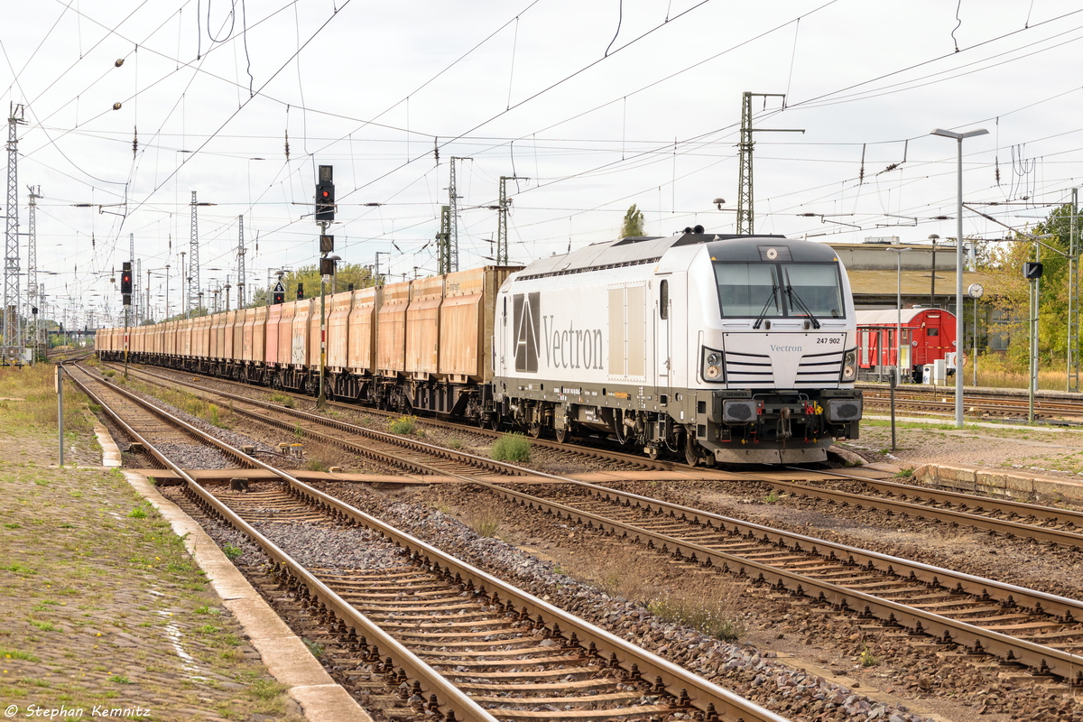 247 902-0 Siemens Mobility fr PRESS - Eisenbahn-Bau- and Betriebsgesellschaft Pressnitztalbahn mbH [Test-Einsatz] mit dem leeren Hackschnitzelzug DGS 69487 in Stendal weiter Richtung Rathenow. 29.09.2016