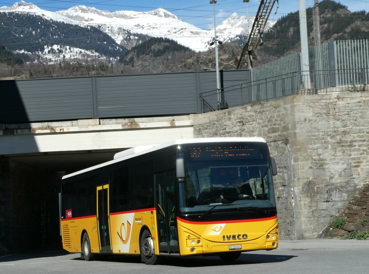 (247'278) - PostAuto Wallis - VS 516'247/PID 11'446 - Iveco am 16. M�rz 2023 beim Bahnhof Brig