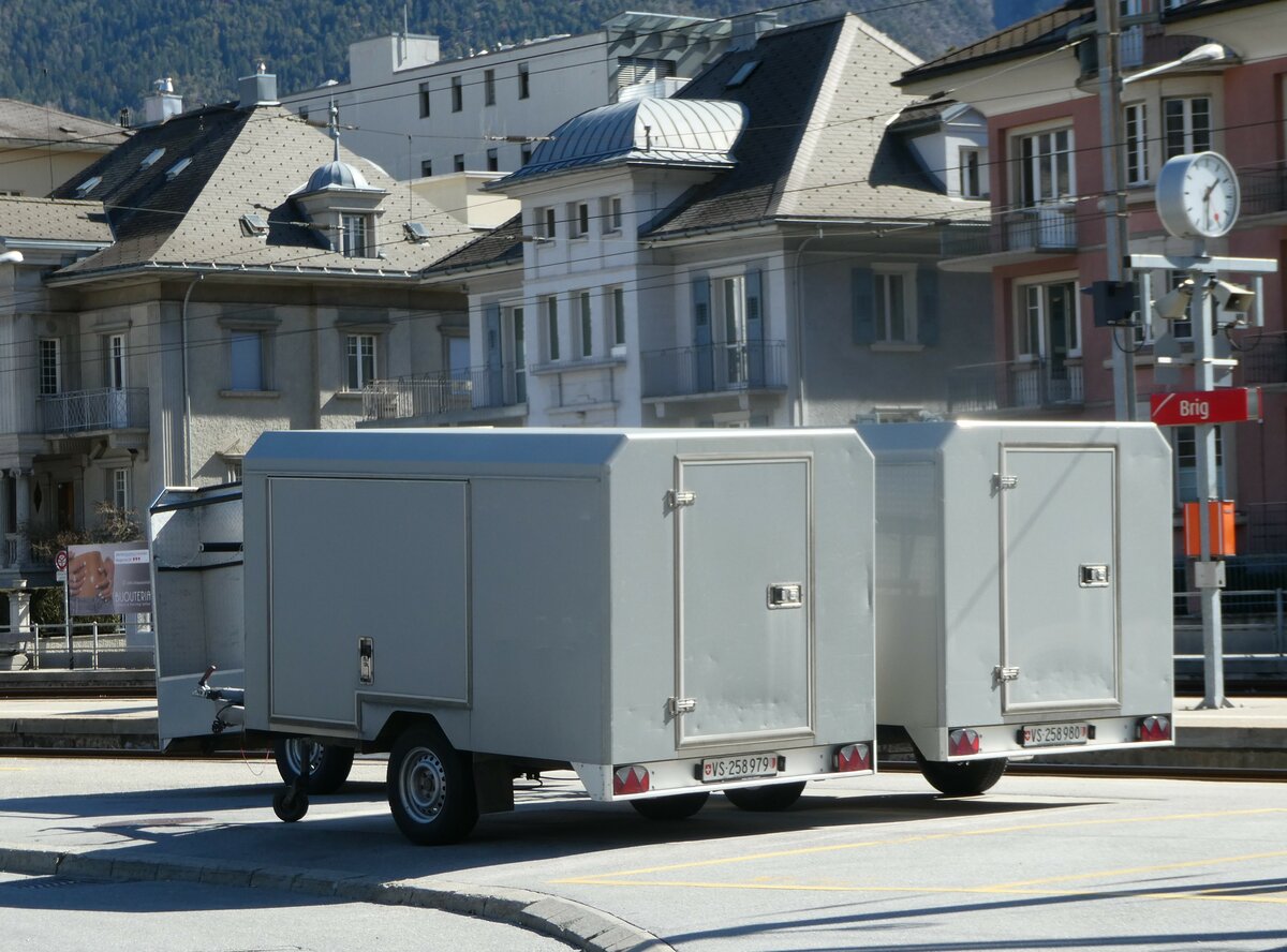 (247'283) - PostAuto Wallis - VS 258'979 - Car-Tech Gep�ckanh�nger am 16. M�rz 2023 beim Bahnhof Brig