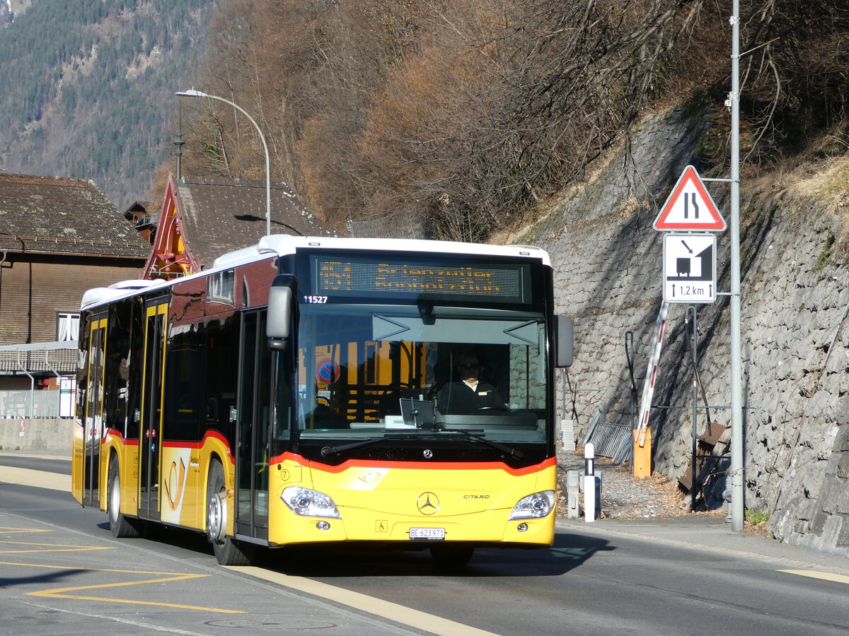 (247'390) - Flck, Brienz - Nr. 7/BE 623'971/PID 11'527 - Mercedes am 18. Mrz 2023 beim Bahnhof Brienz