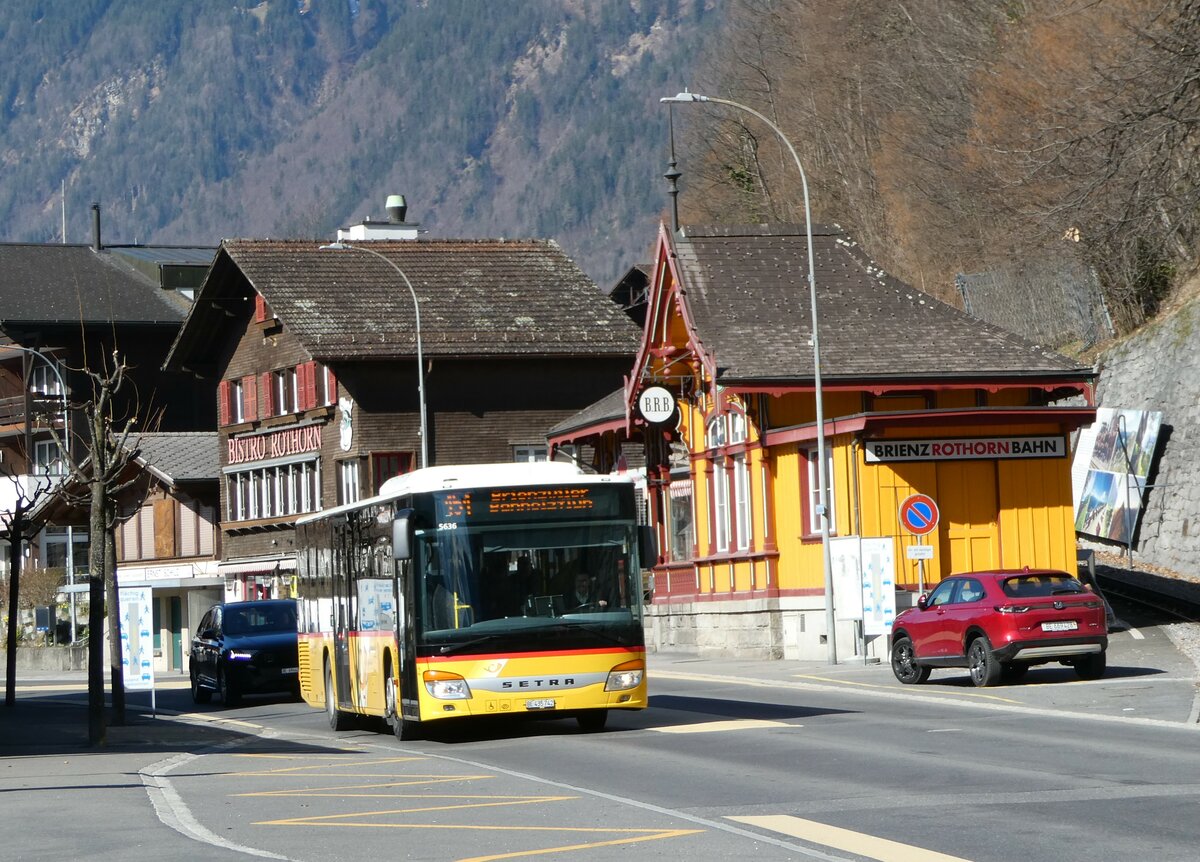 (247'408) - Fl�ck, Brienz - Nr. 2/BE 435'742/PID 5636 - Setra am 18. M�rz 2023 beim Bahnhof Brienz