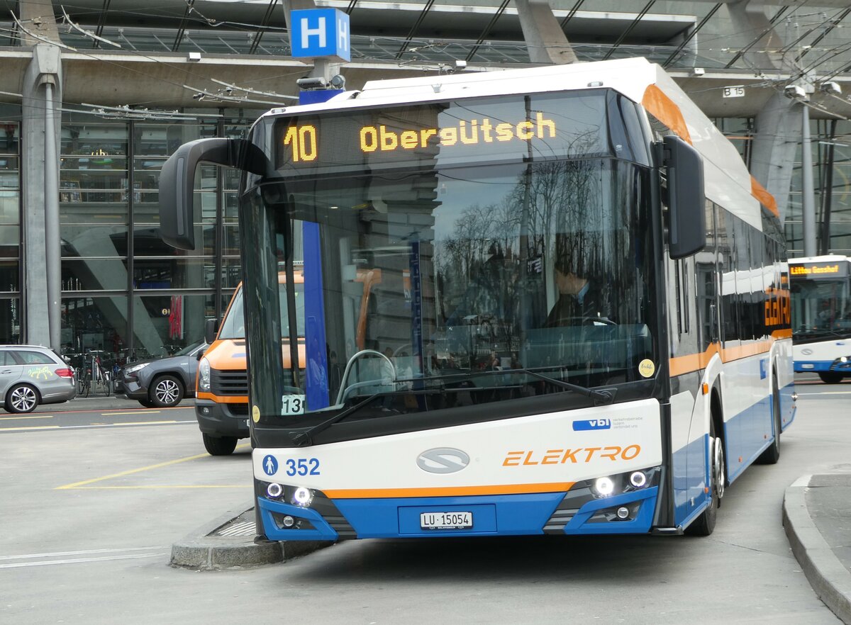 (247'473) - VBL Luzern - Nr. 352/LU 15'054 - Solaris am 18. Mrz 2023 beim Bahnhof Luzern