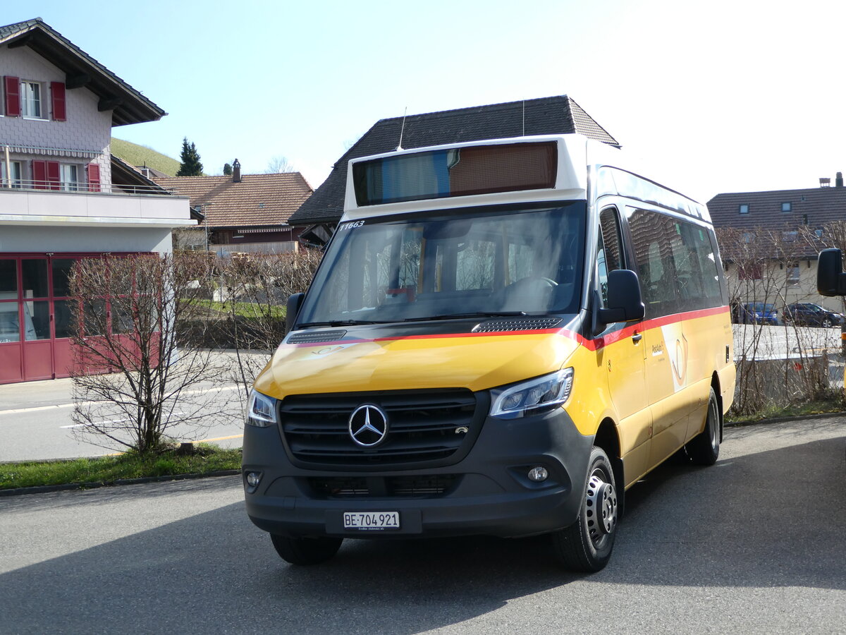 (248'005) - Engeloch, Riggisberg - Nr. 17/BE 704'921/PID 11'663 - Mercedes am 4. April 2023 in Riggisberg, Garage