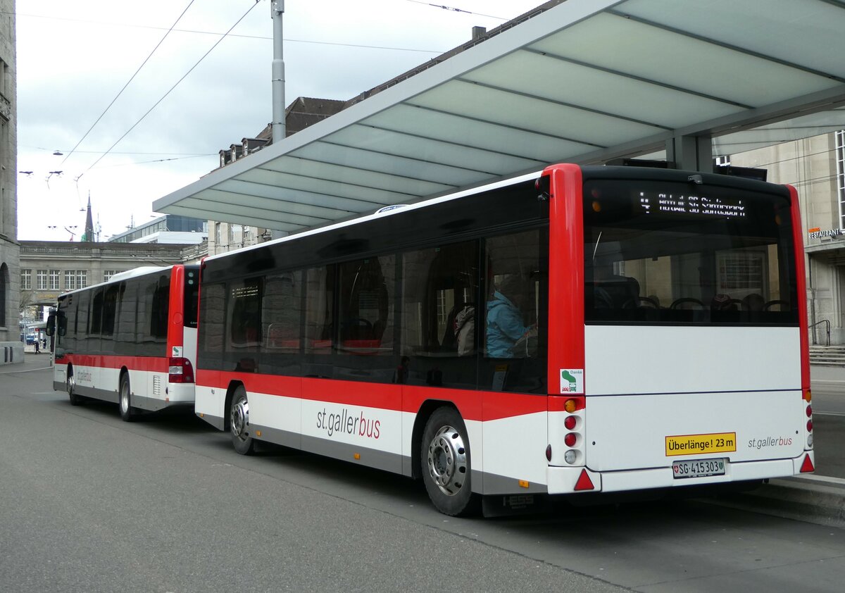 (248'447) - St. Gallerbus, St. Gallen - Nr. 303/SG 415'303 - Hess Personenanhnger am 13. April 2023 beim Bahnhof St. Gallen