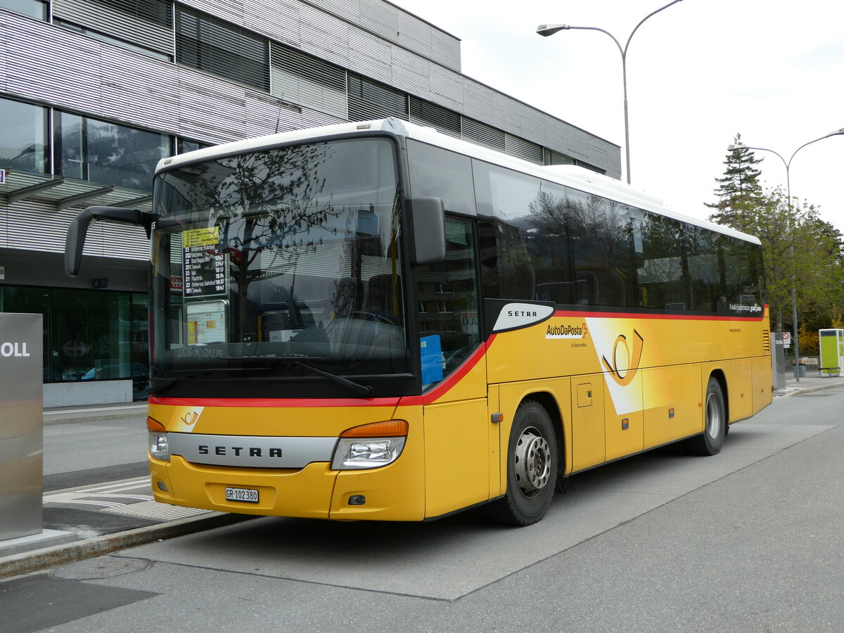 (248'641) - PostAuto Graub�nden - GR 102'380/PID 4365 - Setra (ex GR 102'345; ex Riederer, St. Margrethenberg) am 15. April 2023 beim Bahnhof Landquart