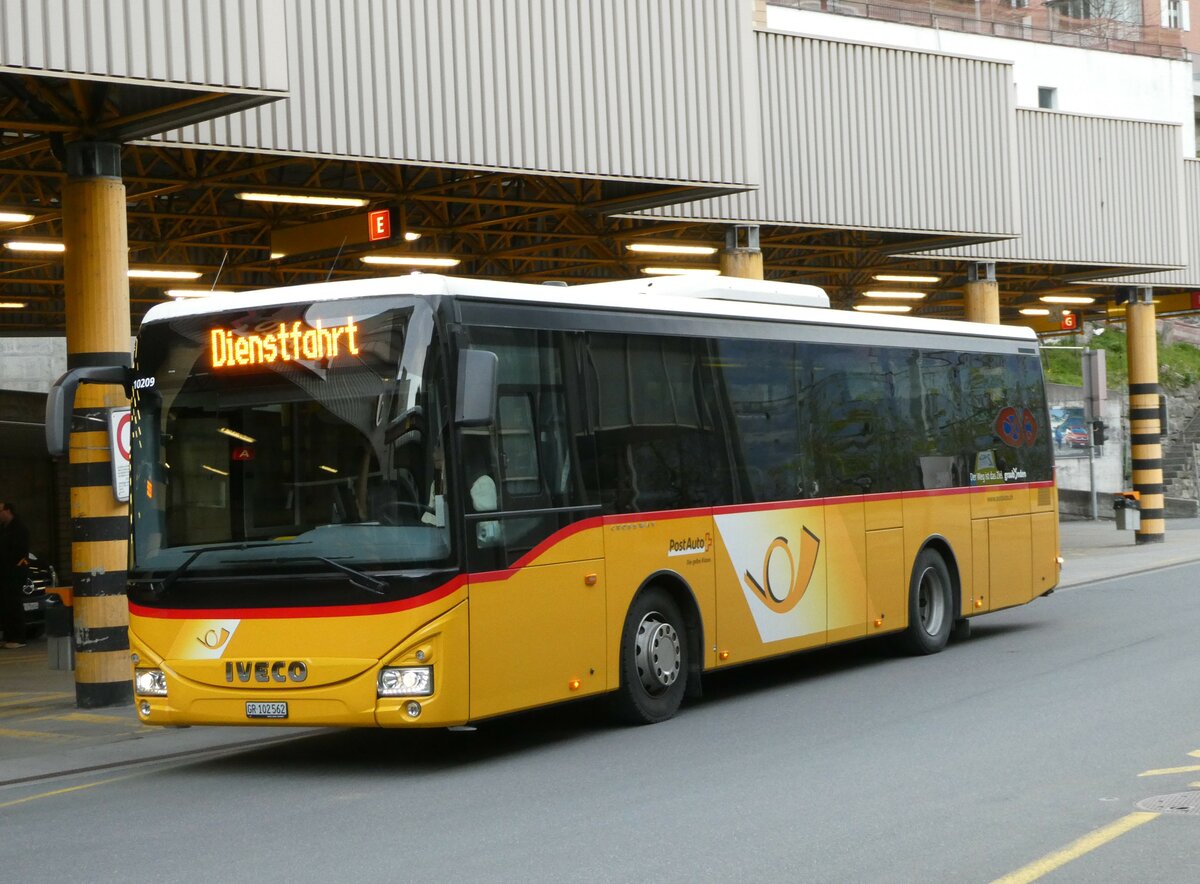 (248'659) - PostAuto Graub�nden - GR 102'562/PID 10'209 - Iveco am 15. April 2023 in Thusis, Postautostation