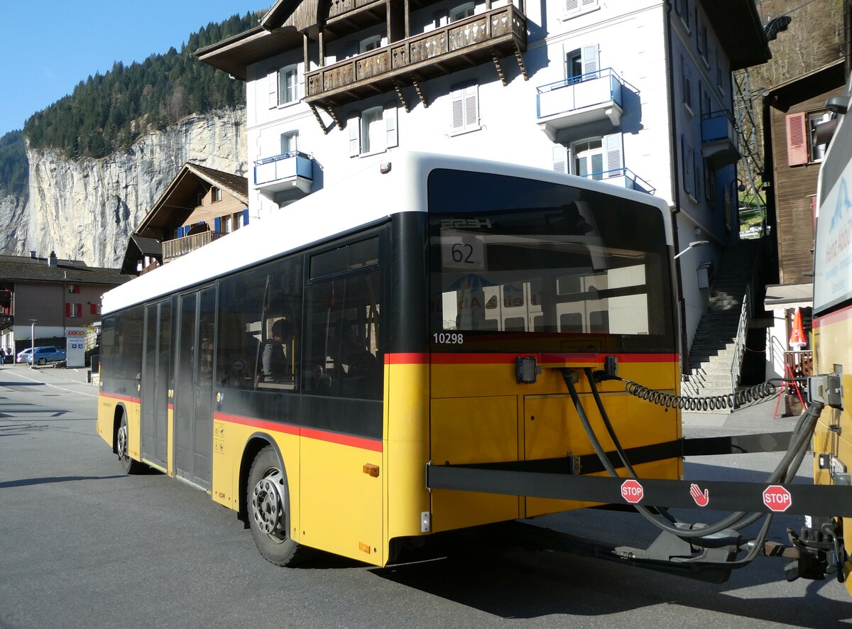 (248'762) - PostAuto Bern - BE 586'962/PID 10'298 - Lanz+Marti/Hess Personenanh�nger (ex BE 497'265; ex VBL Luzern Nr. 308) am 18. April 2023 beim Bahnhof Lauterbrunnen