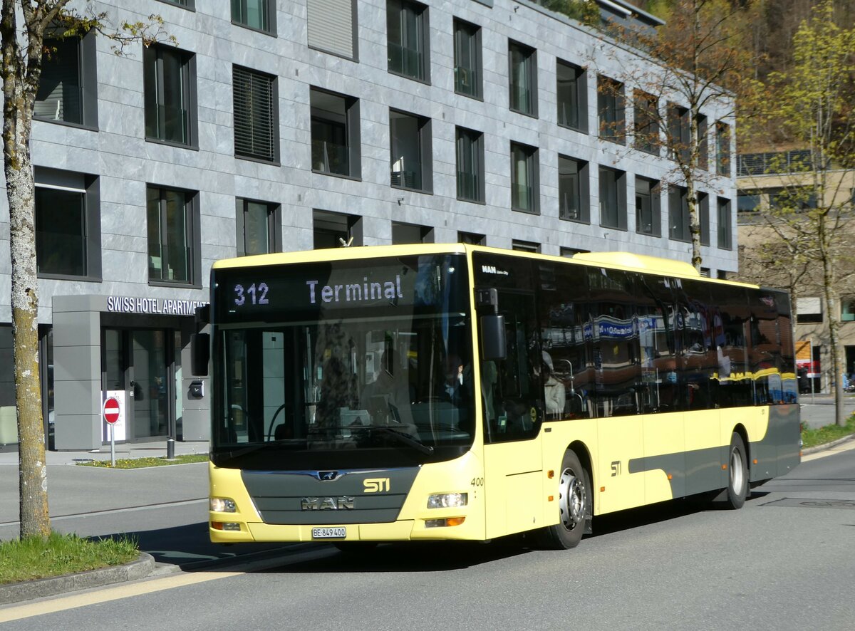 (248'935) - STI Thun - Nr. 400/BE 849'400 - MAN am 21. April 2023 beim Bahnhof Interlaken Ost