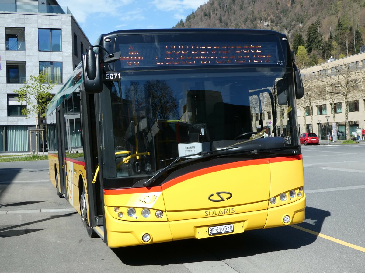 (248'944) - PostAuto Bern - BE 610'538/PID 5071 - Solaris am 21. April 2023 beim Bahnhof Interlaken Ost