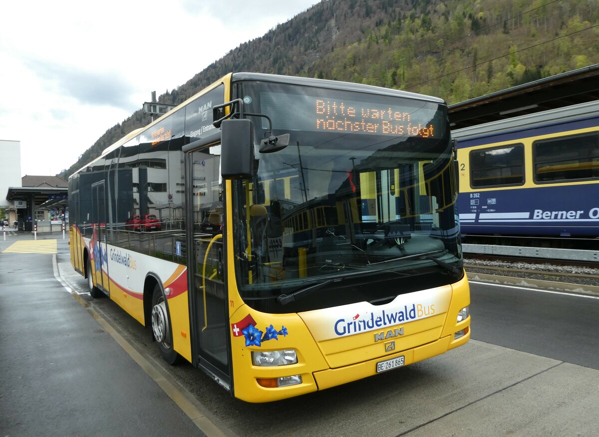 (249'165) - Grindelwaldbus, Grindelwald - Nr. 11/BE 261'865 - MAN/G�ppel am 28. April 2023 beim Bahnhof Interlaken Ost