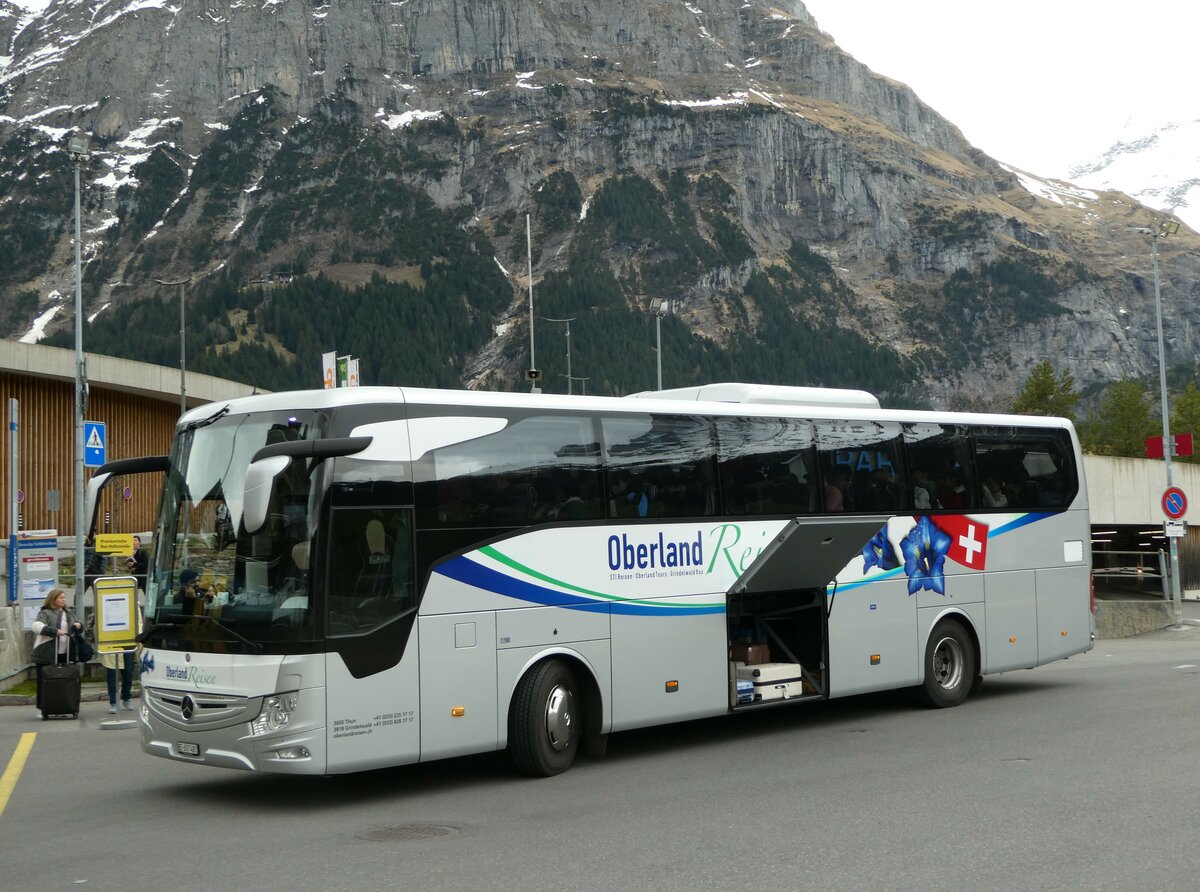 (249'226) - Oberland Reisen, Thun - Nr. 47/BE 607'481 - Mercedes am 28. April 2023 beim Bahnhof Grindelwald